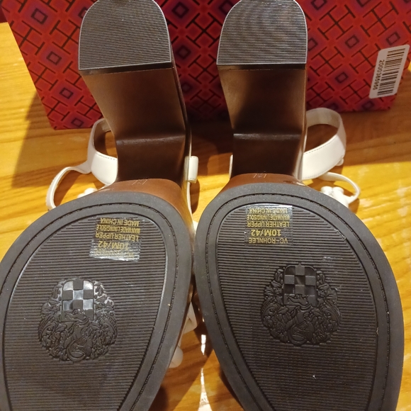 NEW! VINCE CAMUTO WHITE PLATFORM SANDALS - Picture 3 of 3